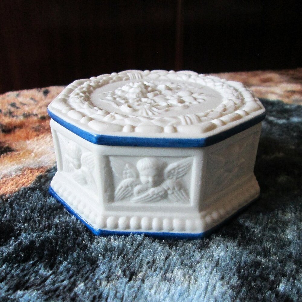 Antiq Octogan Porcelain creme Bisque lidded jewelry box with cherubs, roses Ital